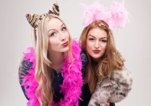Zwei verkleidete Frauen Fotobooth